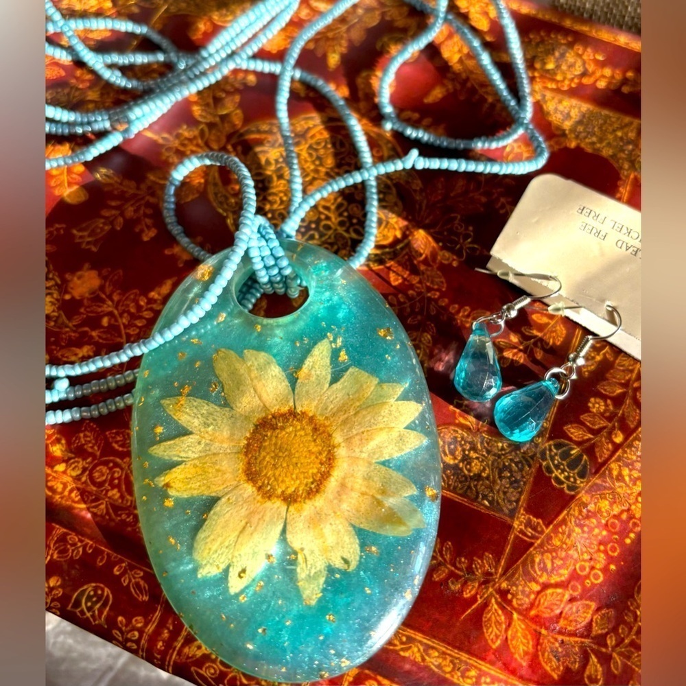 Vtg. Lucite Flower Necklace Huge Pendant Real Straw Flower 3 Strand Bead earring